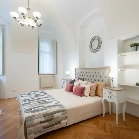 Apartment Old World Style Meets Modern Near Charles Bridge Prague